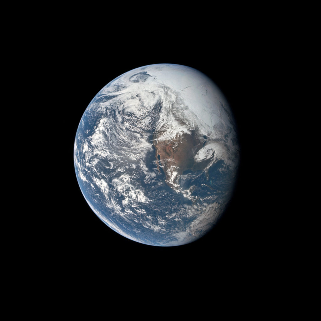 Sin el afán de ofender llamo (conservacionistas de sillón) a aquellos que tienen una gran preocupación sobre el medio ambiente, la fauna, el deterioro de los ecosistemas y el cambio climático, pero carecen de criticidad y como vulgarmente se dice “se suben al tren del mame”